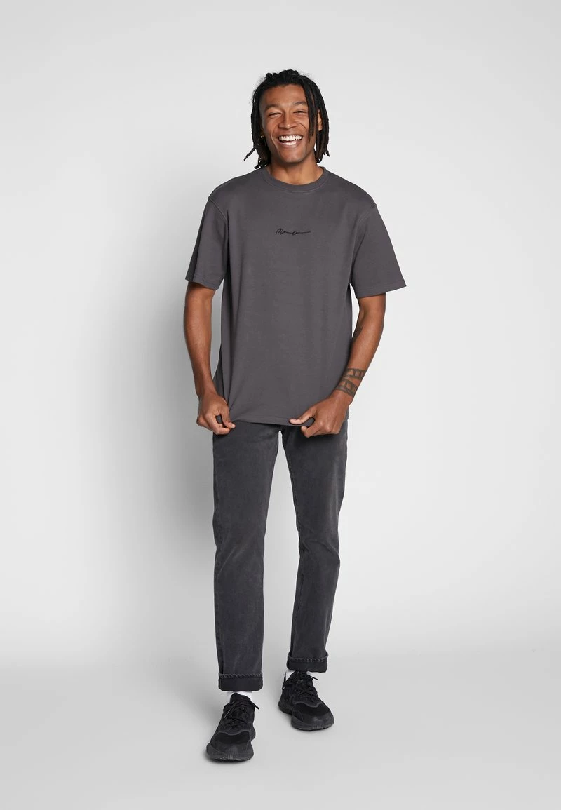 Mennace ESSENTIAL REGULAR RELAXED SIG TEE UNISEX - T-Shirt Basic - Charcoal 2 Mennace ESSENTIAL REGULAR RELAXED SIG TEE UNISEX - T-Shirt Basic - Charcoal – Bild 2