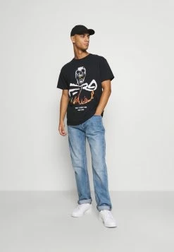 Mennace Speichern -Mennace Speichern 0e0ba81dcc934a9d96b459d955eb1c6b