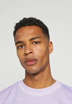 Mennace ON THE RUN TAB REGULAR - T-Shirt Print - Lilac, Unisex -Mennace Speichern 25fe46430f0645acae1abd338aaa3337