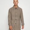 Mennace EVIAN CHECKED COAT UNISEX - Klassischer Mantel - Brown