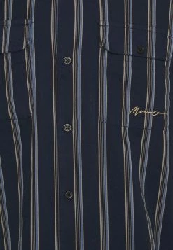Mennace FINE PREPPY STRIPE UNISEX - Hemdbluse - Navy 5 Mennace FINE PREPPY STRIPE UNISEX - Hemdbluse - Navy -Mennace Speichern 33b48b9f1dcc401b89d26a77a4fac105