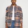 Mennace EVIAN BRUSHED CHECK UNISEX - Leichte Jacke - Brown