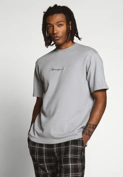 Mennace ESSENTIAL REGULAR RELAXED SIG TEE UNISEX - T-Shirt Basic - Slate Grey