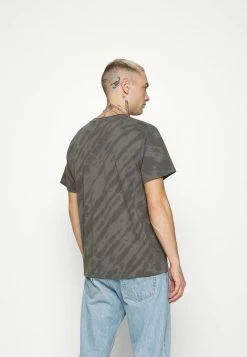 Mennace FLAMING STEED TIE DYE - T-Shirt Print - Grey, Herren -Mennace Speichern 372c5ee16ba44bc2a98c5ea43ff61b79