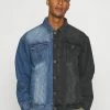 Mennace SPLICED TRUCKER JACKET - Jeansjacke - Blue, Herren