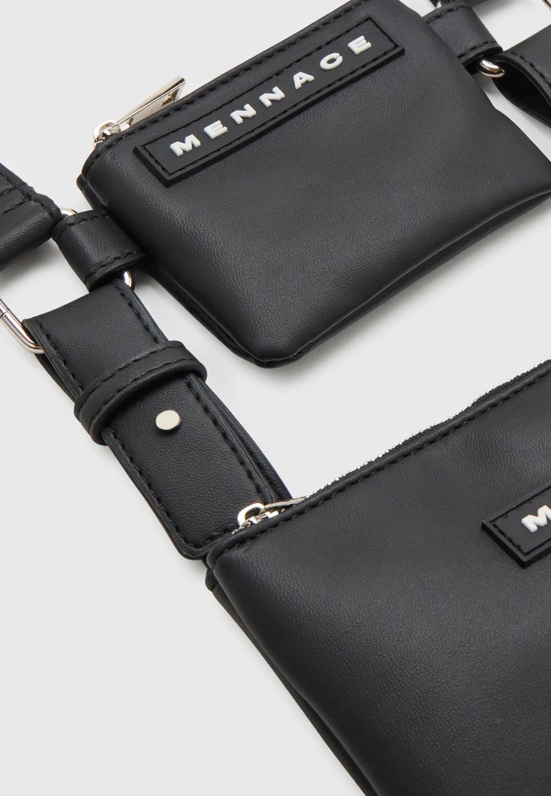 Mennace CROSSBODY DOUBLE BAG BRANDED BADGE SET UNISEX - Umhängetasche - Black 5 Mennace CROSSBODY DOUBLE BAG BRANDED BADGE SET UNISEX - Umhängetasche - Black – Bild 5