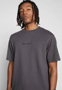 Mennace ESSENTIAL REGULAR RELAXED SIG TEE UNISEX - T-Shirt Basic - Charcoal 9 Mennace ESSENTIAL REGULAR RELAXED SIG TEE UNISEX - T-Shirt Basic - Charcoal -Mennace Speichern 4f4e279297a645b18deb8d17c1c029f0