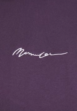 Mennace ESSENTIAL REGULAR UNISEX - T-Shirt Print - Purple -Mennace Speichern 4f7eaabf43d445fb9ab7e18b70b1f551
