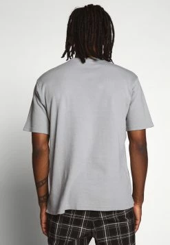 Mennace ESSENTIAL REGULAR RELAXED SIG TEE UNISEX - T-Shirt Basic - Slate Grey -Mennace Speichern 530e3d7f6b5b4c15823ddc3f56160a04
