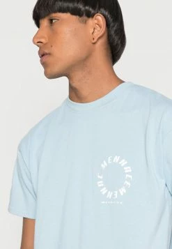 MENNACE CIRCULAR LOGO PRINT UNISEX - T-Shirt Print - Light Blue -Mennace Speichern 589e81c19f7c499497a70d89ee33926c