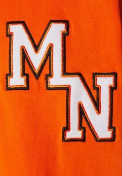 Mennace BADGE REGULAR UNISEX - T-Shirt Print - Orange -Mennace Speichern 64f02917a16d483f8ce7b7360e45f48b