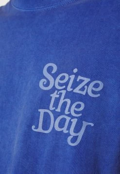 Mennace SEIZE THE DAY - T-Shirt Print - Blue, Herren -Mennace Speichern 69f4b860411f47f282e1cfae423dc740