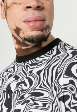 MENNACE UNISEX WAVY PRINT - T-Shirt Print - Multi 9 MENNACE UNISEX WAVY PRINT - T-Shirt Print - Multi -Mennace Speichern 6c5f62ff421443308fcfa88f0032f86d