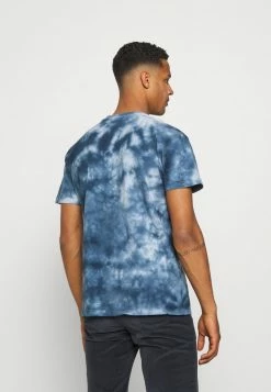 Mennace BREEZE TIE DYE REGULAR UNISEX - T-Shirt Print - Navy 8 Mennace BREEZE TIE DYE REGULAR UNISEX - T-Shirt Print - Navy -Mennace Speichern 7185cf62bf2948e8a8996fd5532b3631