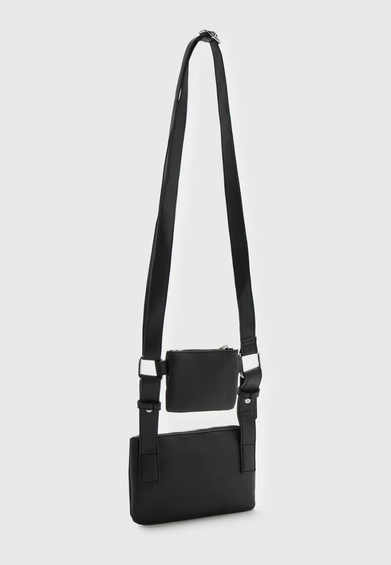 Mennace CROSSBODY DOUBLE BAG BRANDED BADGE SET UNISEX - Umhängetasche - Black 3 Mennace CROSSBODY DOUBLE BAG BRANDED BADGE SET UNISEX - Umhängetasche - Black – Bild 3