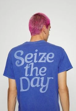 Mennace SEIZE THE DAY - T-Shirt Print - Blue, Herren -Mennace Speichern 9294d577390045a18aff11b7d4249a06