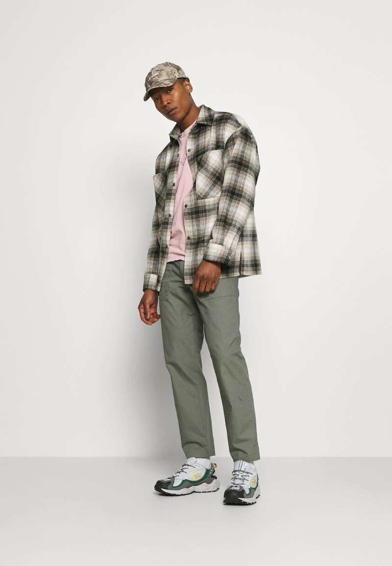 MENNACE TRACK GUIDE REGULAR - T-Shirt Print - Pink, Herren 2 MENNACE TRACK GUIDE REGULAR - T-Shirt Print - Pink, Herren – Bild 2