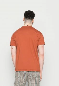 MENNACE UNISEX ESSENTIAL REGULAR - T-Shirt Basic - Burnt Orange 7 MENNACE UNISEX ESSENTIAL REGULAR - T-Shirt Basic - Burnt Orange -Mennace Speichern 9587d16073544b429a9de4c6ec692b71