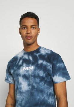 Mennace BREEZE TIE DYE REGULAR UNISEX - T-Shirt Print - Navy 9 Mennace BREEZE TIE DYE REGULAR UNISEX - T-Shirt Print - Navy -Mennace Speichern 9949185ce92a47c9a2b198894d4a1aaf