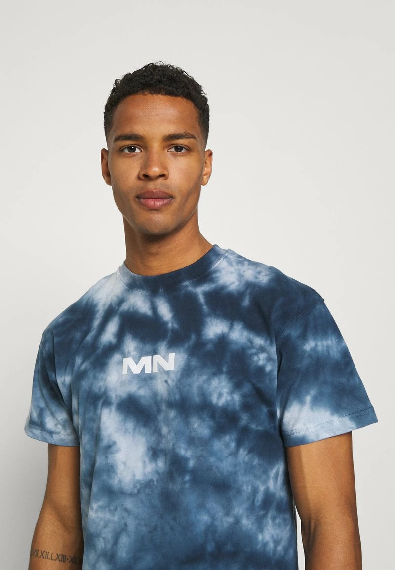 Mennace BREEZE TIE DYE REGULAR UNISEX - T-Shirt Print - Navy 4 Mennace BREEZE TIE DYE REGULAR UNISEX - T-Shirt Print - Navy – Bild 4