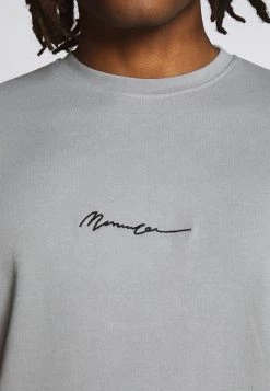 Mennace ESSENTIAL REGULAR RELAXED SIG TEE UNISEX - T-Shirt Basic - Slate Grey -Mennace Speichern 9b0bfcc23ce24c7c96c0de5daa4e6b05