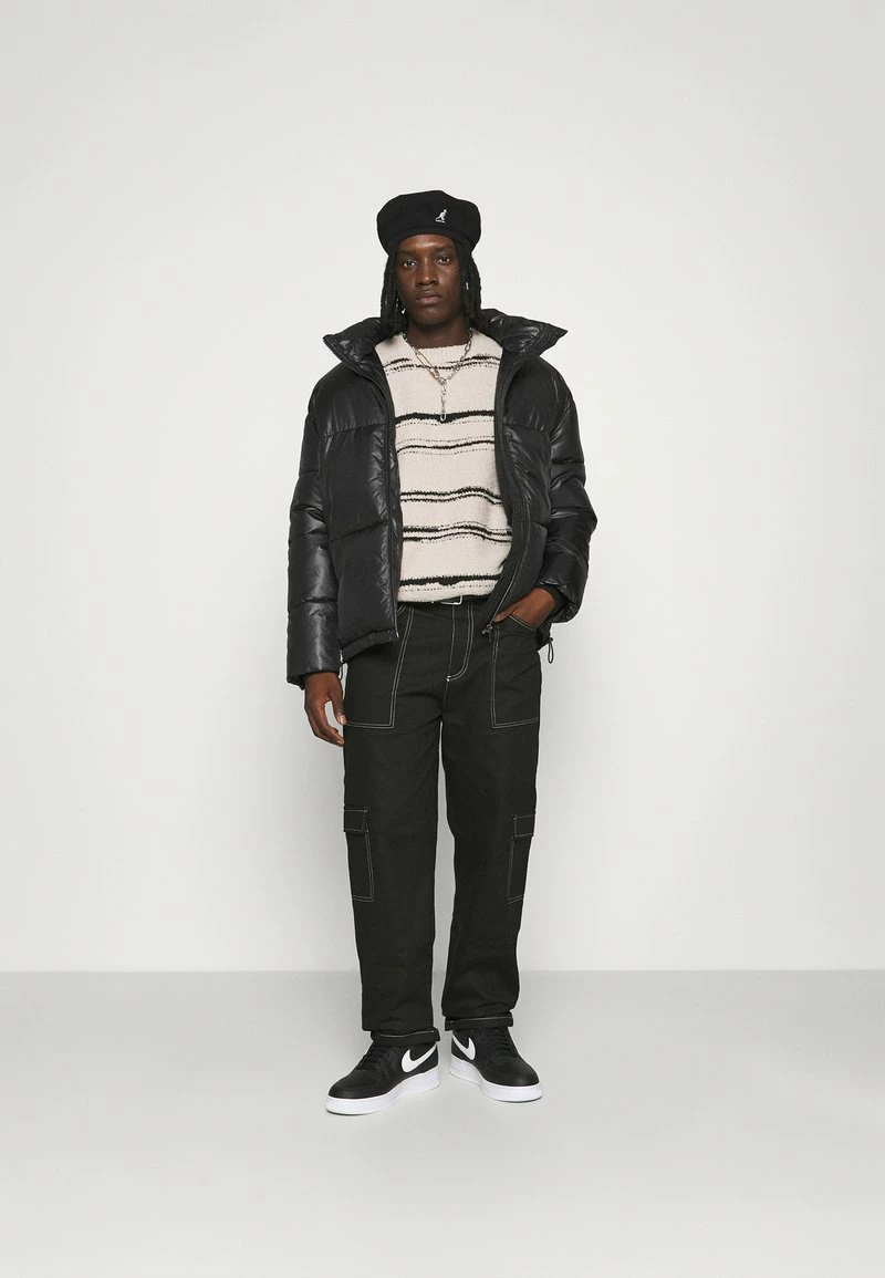 Mennace MIRROR CONTRAST STITCH TROUSER - Cargohose - Black, Herren 2 Mennace MIRROR CONTRAST STITCH TROUSER - Cargohose - Black, Herren – Bild 2