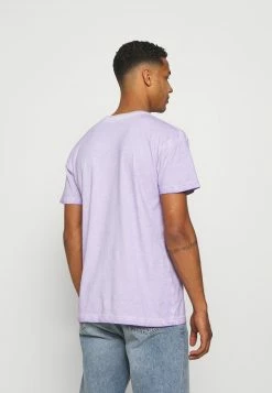 Mennace ON THE RUN TAB REGULAR - T-Shirt Print - Lilac, Unisex -Mennace Speichern a7951dfb94b14a47acd318eef7c8775f