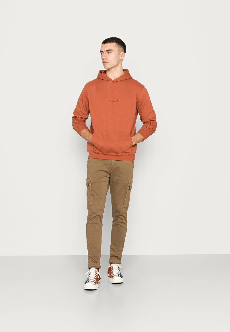 MENNACE ESSENTIAL HOODIE UNISEX - Kapuzenpullover - Burnt Orange 2 MENNACE ESSENTIAL HOODIE UNISEX - Kapuzenpullover - Burnt Orange – Bild 2