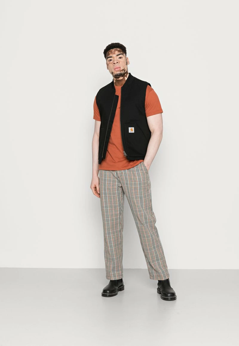 MENNACE UNISEX ESSENTIAL REGULAR - T-Shirt Basic - Burnt Orange 2 MENNACE UNISEX ESSENTIAL REGULAR - T-Shirt Basic - Burnt Orange – Bild 2