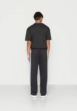 Mennace PLAYBOY TRICOT TRACKPANT UNISEX - Jogginghose - Black -Mennace Speichern c277204e57be44ffa30ea61326ece369