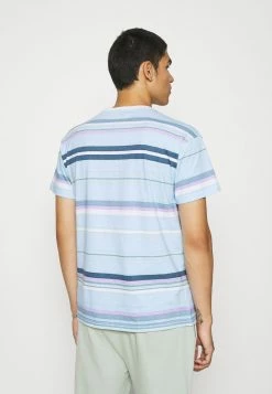Mennace UNISEX SUNDAZE STRIPED REGULAR - T-Shirt Print - Light Blue -Mennace Speichern c6e6949fa3394480a8c9250a57c6308d