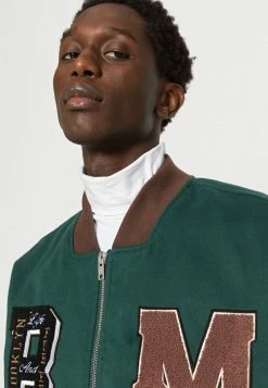 MENNACE MULTI BADGE MONOGRAM JACKET - Bomberjacke - Green, Herren -Mennace Speichern c9b94327487146aeadd21c9b33872451