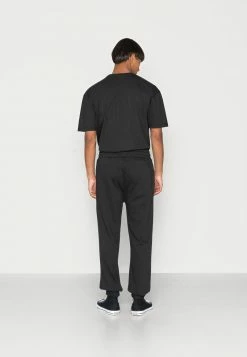 MENNACE ESSENTIAL JOGGER UNISEX - Jogginghose - Black -Mennace Speichern d6e1e2a3c522429bb20b5017766b76cf