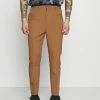 Mennace AFTERMATH TAPERED SUIT TROUSER - Chino - Light Brown, Herren