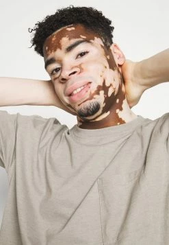 Mennace RECLAIM POCKET TEE UNISEX - T-Shirt Basic - Grey 9 Mennace RECLAIM POCKET TEE UNISEX - T-Shirt Basic - Grey -Mennace Speichern eb9c02d9308b490380bf601fcd25b99e