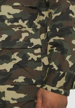 Mennace WOODLAND CAMO FIELD JACKET - Leichte Jacke - Khaki, Herren -Mennace Speichern f93c57d0095e497a908c805451beb400